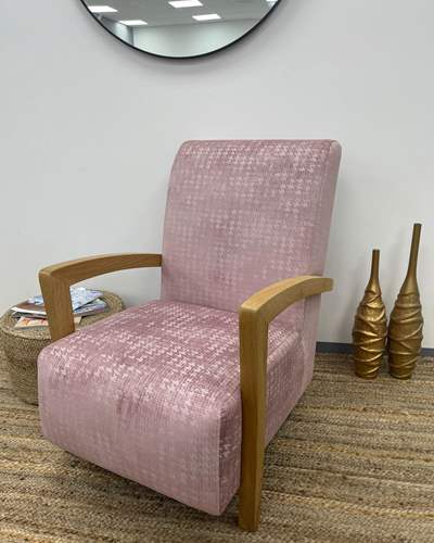 כורסא לסלון מעוצבת ומפנקת דגם לורן בבד קטיפתי בגוון ורוד 