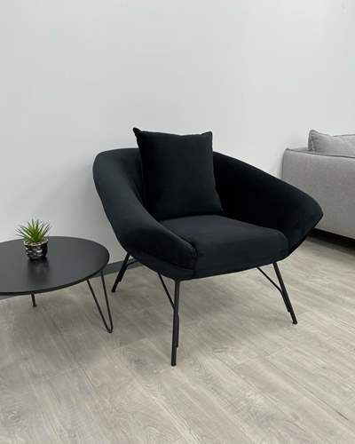 כורסא מדגם מעוצבת כריסטינה בבד קטיפתי בגוון שחור 